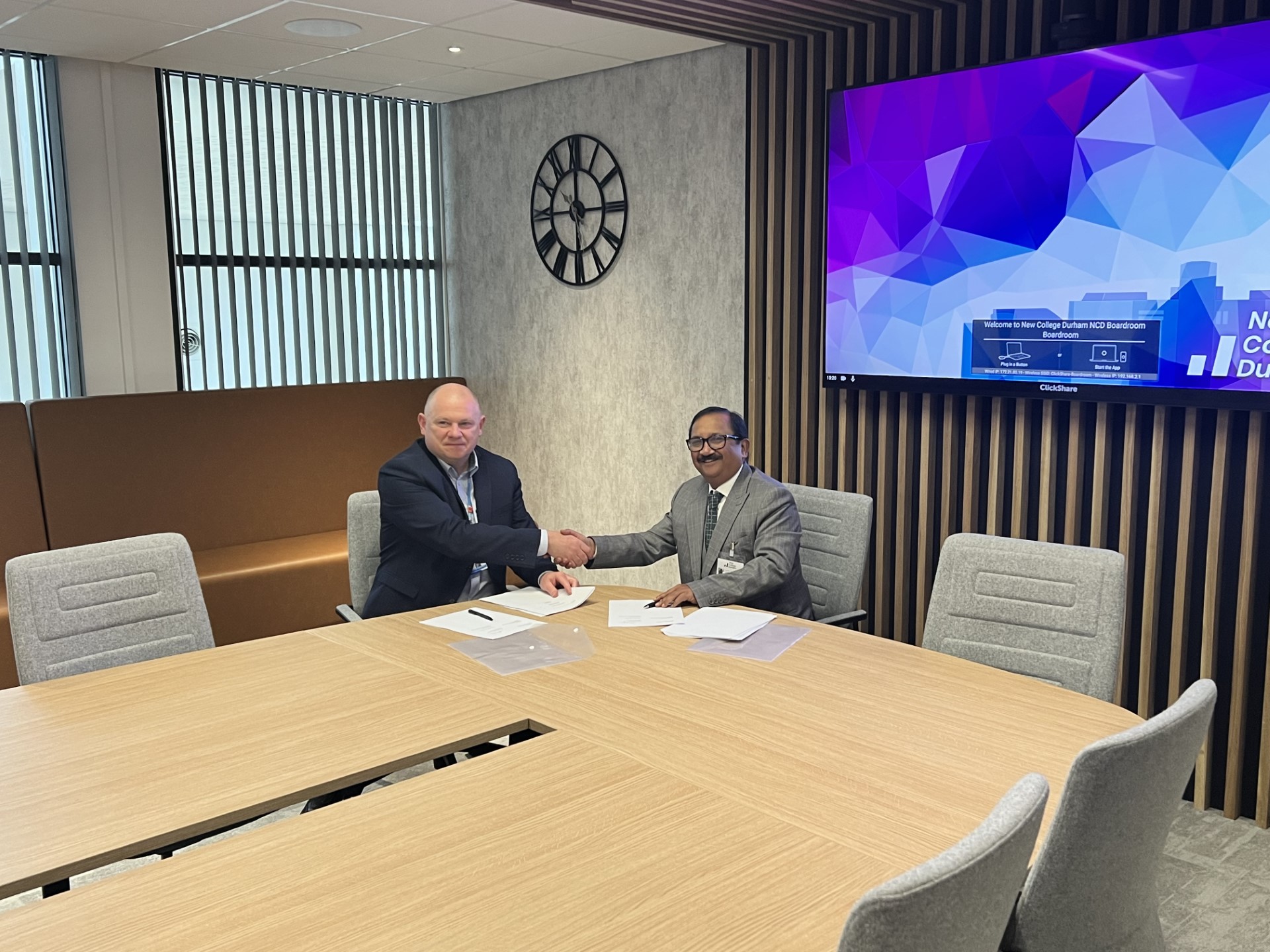 Andy Broadbent, Principal and CEO of Ƶ Durham, and Dr Padmesh Gupta, Managing Director of Oxford Business College, seal the new partnership